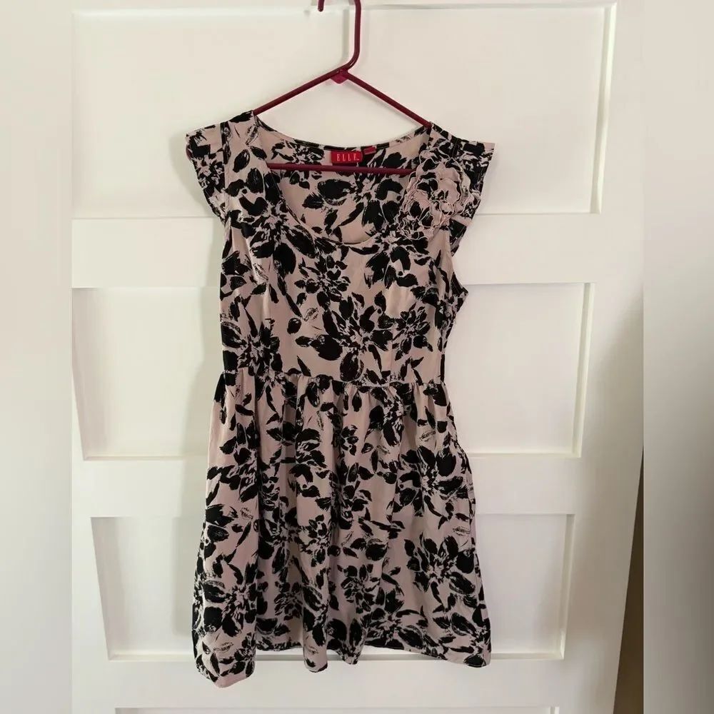 Ellle Rosette Flutter Sleeve Black and Pink Floral Dress size Medium